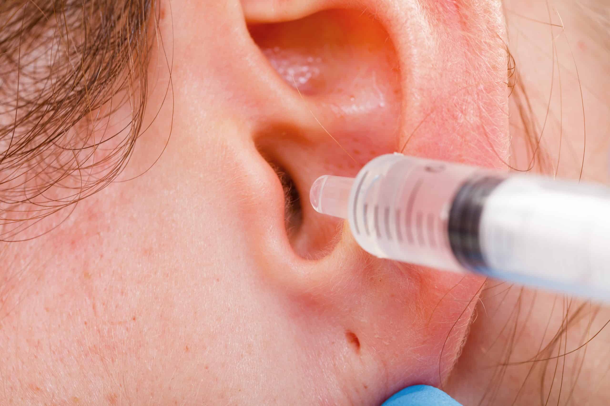 Как вытащить воду из уха